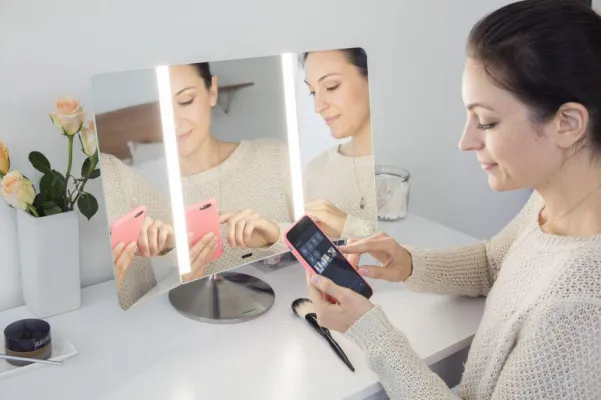 Bild: simplehuman: Der Weitsicht-Spiegel mit Sensor und App