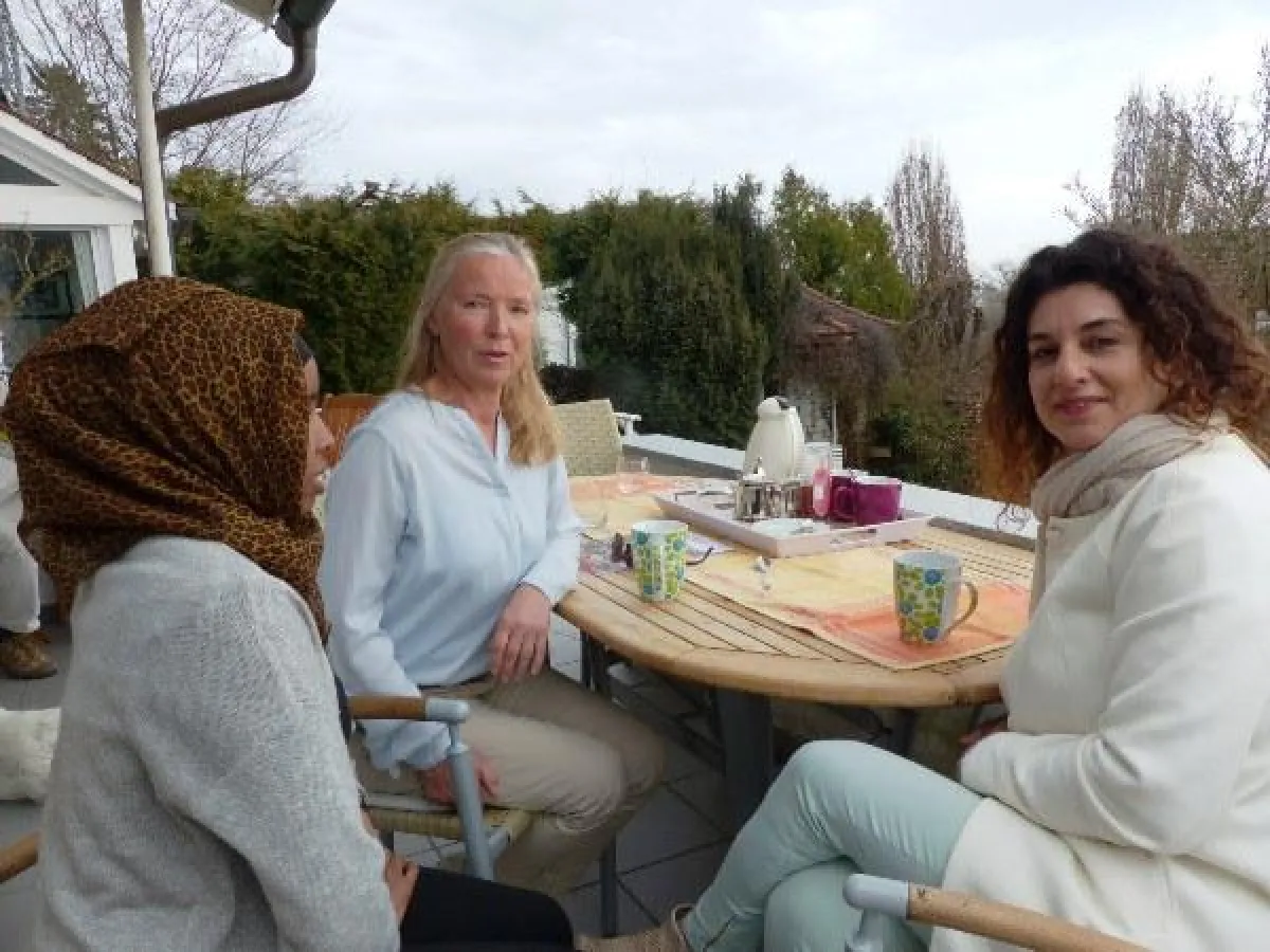 Gülsüm Krisko (re.) von den Ambulanten Diensten der Liebenau Teilhabe besucht die Gastfamilie.