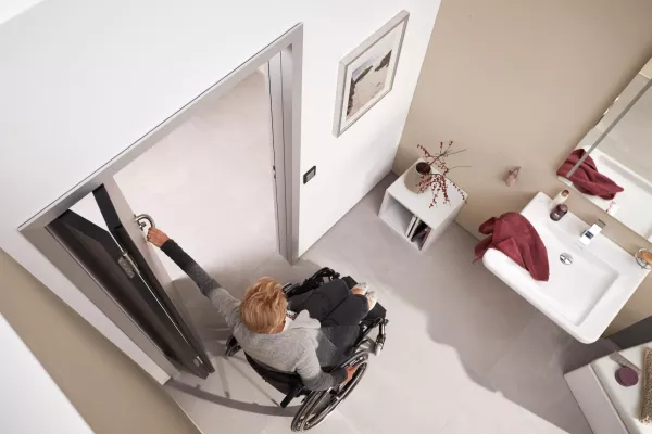 Bild: Raumspartür schafft mehr Komfort und Platzgewinn. Barrierefreie Türkonstruktion im neuen Universal-Design.