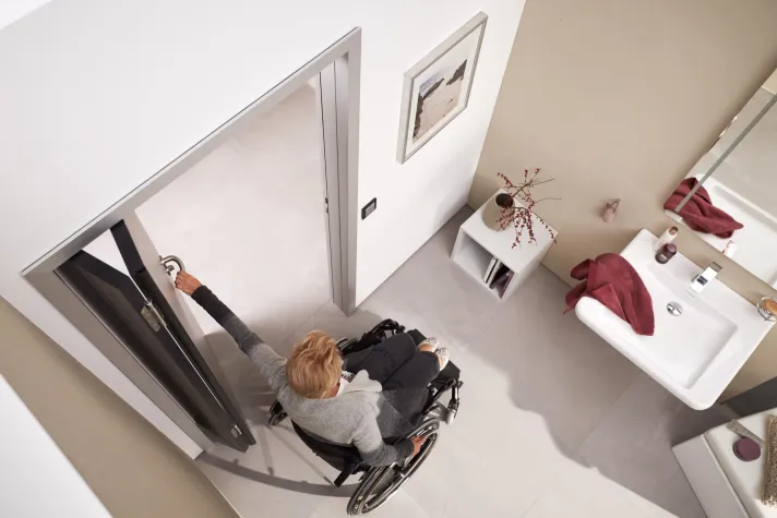 Bild: Raumspartür schafft mehr Komfort und Platzgewinn. Barrierefreie Türkonstruktion im neuen Universal-Design.