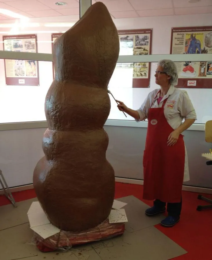 Molly und WAWI Mitarbeiterin Christel Schäfer