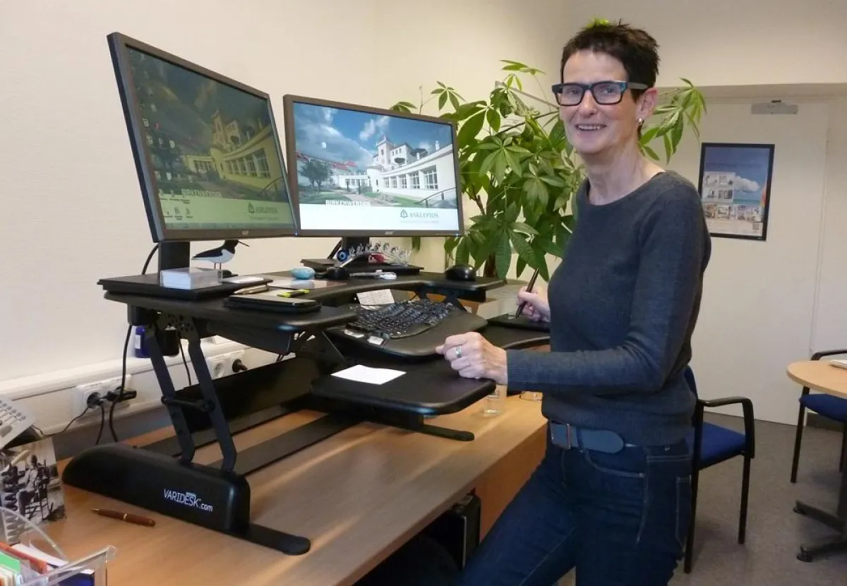 Gudrun Krüßmann vom Asklepios Klinikum - VARIDESK stehend
