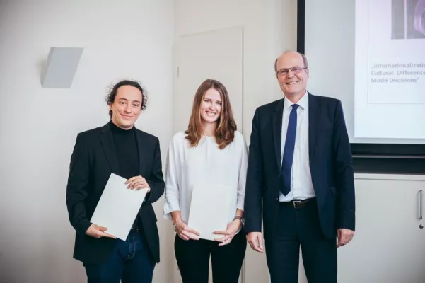 Bild: Abschlussarbeiten an der Uni Witten/Herdecke mit dem Serafin-Forschungspreis ausgezeichnet