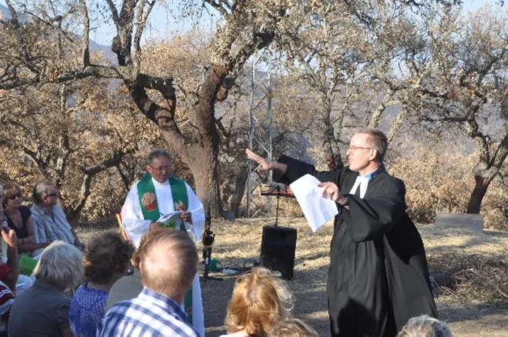 Das richtige Kleidungszubehör für den Kirchenalltag kaufen Bild: Das richtige Kleidungszubehör für den Kirchenalltag kaufen