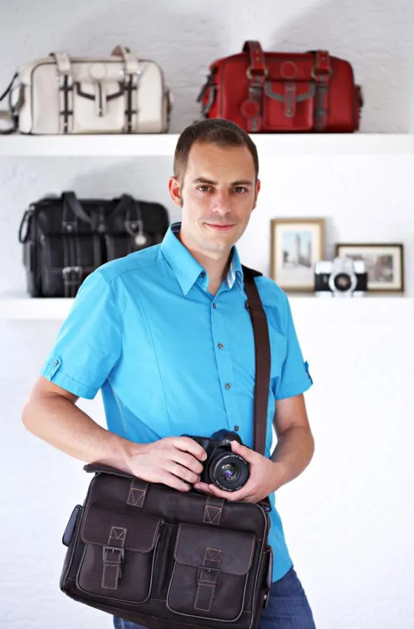 Christian Frey mit seinem ersten Sortiment modischer Kamerataschen