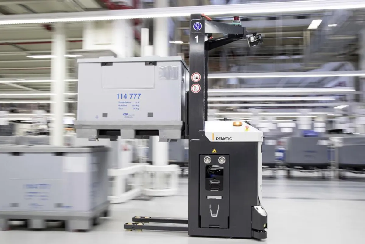 Auf der LogiMAT 2018 zeigt Dematic die Live-Demonstration eines FTF. (Foto: Dematic)