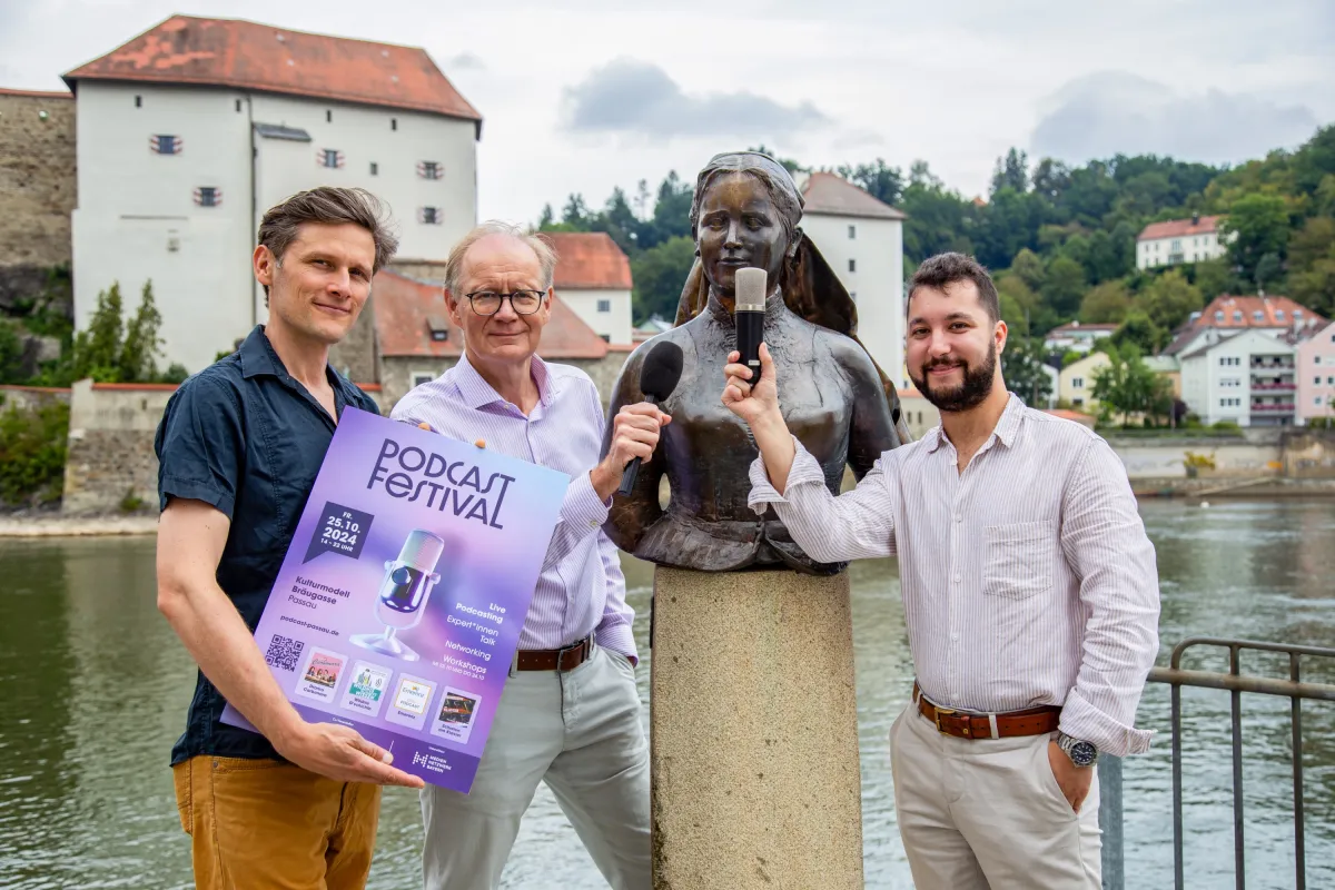 Matthias Hofer (v.l.n.r.) mit den Partnern von Atelier & Friends, Markus Pühringer und Alex Treml. (© Atelier & Friends)