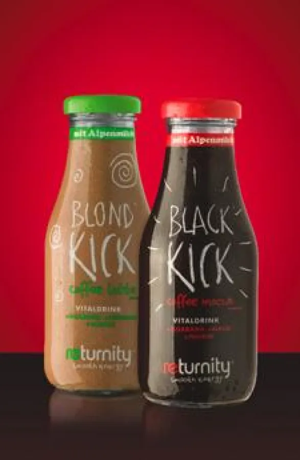 BLOND KICK und BLACK KICK kicken mit