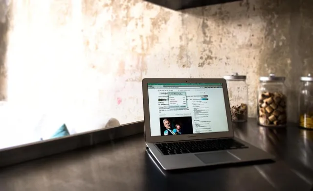 Bild: Welche Verbindungen haben Journalisten zu Interessengruppen? Cahoots lässt Nutzer entscheiden