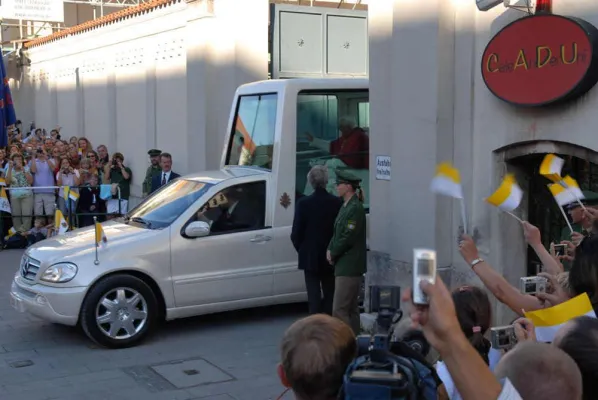 Bild: Großer Run auf Papstkies von Benedikt XVI. - Versteigerung auch bei ebay