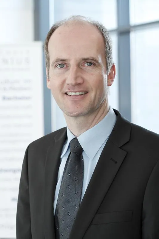 Hochschulpräsident Prof. Dr. Tobias Engelsleben freut sich über die hohe Anzahl an Erstsemestern ()