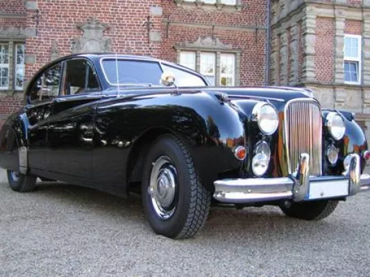 Bild: Königliches Gefühl: im Oldtimer und mit Chauffeur zum Traualtar