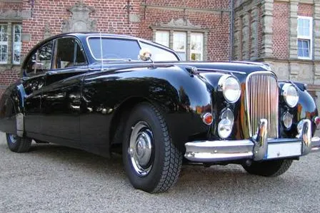 Bild: Königliches Gefühl: im Oldtimer und mit Chauffeur zum Traualtar