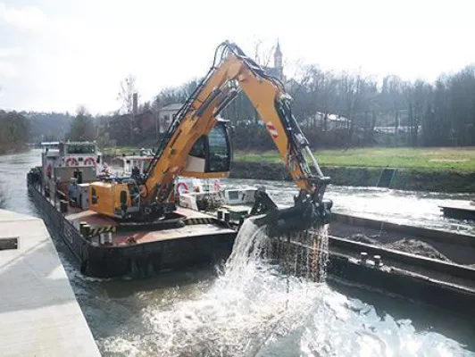 Bild: Baggerschiff GREIF schafft freie Fahrt auf der Lahn