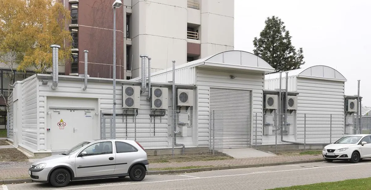 Gesamtansicht der Anlage von der Straßenseite