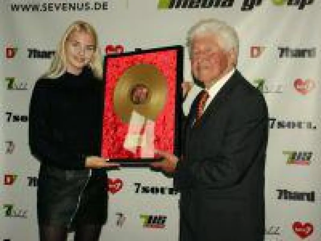 Die lebende Legende Gotthilf Fischer mit Jellina Häuser und seinem Goldenen Life-Time Award für 70 Jahre Tonaufnahmen