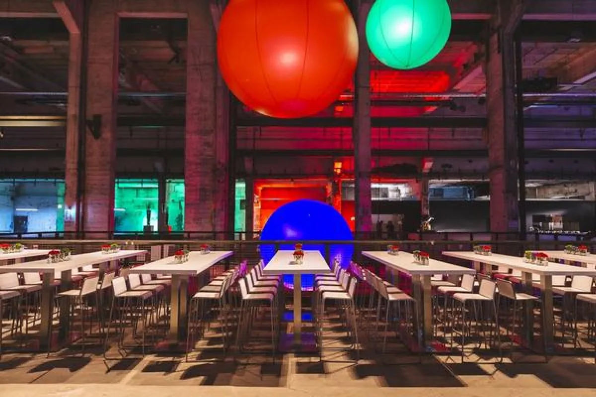 Für ein Firmenevent wurde der Industriecharme des Kraftwerk Berlin farbenreich inszeniert