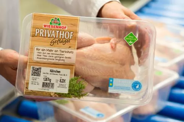 Bild: Ausgezeichnet: WIESENHOF Privathof-Geflügel erhält Label „Ohne Gentechnik“