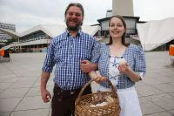 Pressetermine Mittwoch und Donnerstag: 45 Millionen tote Küken jährlich - Bauernpaar zeigt blutige Wahr Bild: Pressetermine Mittwoch und Donnerstag: 45 Millionen tote Küken jährlich - Bauernpaar zeigt blutige Wahr