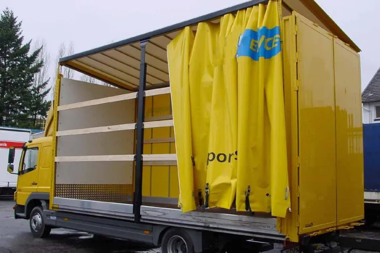 Bild: Fahrzeugbau Tang: Alu-Hubdach von Tang wiegt federleichte 50 Kilo - Ideal für Volumentransporte