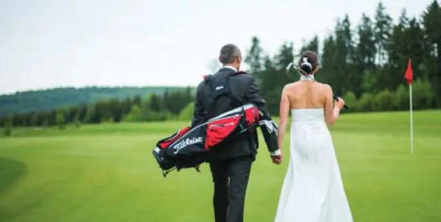 Bild: Platzreife in Sachen Liebe: Eine Traumhochzeit im Grünen bietet das Spa & Golf Hotel Weimarer Land