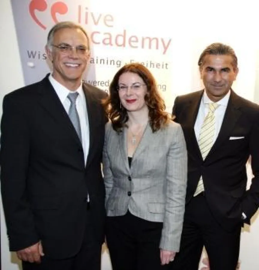 v.l.: Lüder Mehren, Susanne Kleinhenz, Michael Böck am Infostand der live-academy auf dem 6. Stuttgarter Wissensforum (Foto Wolfgang List)
