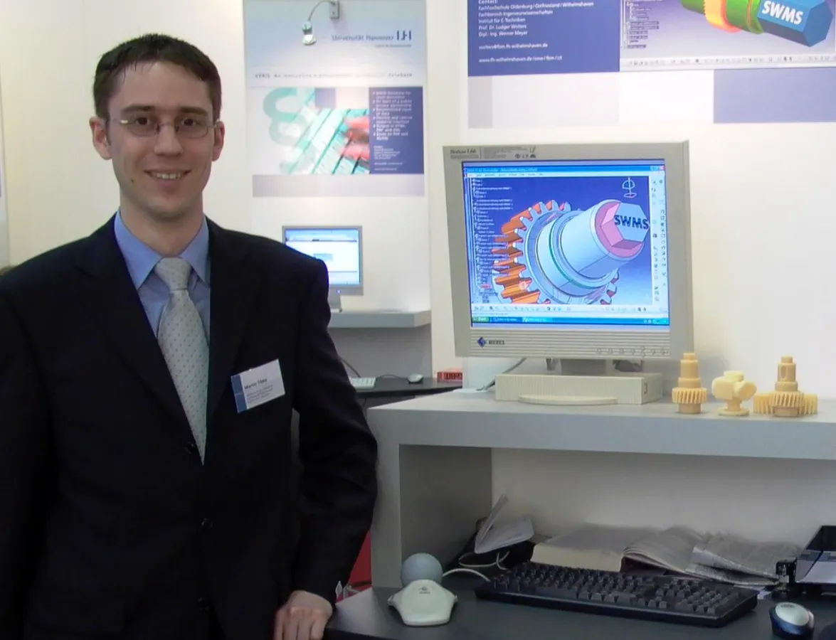 SWMS Mitarbeiter Dipl.-Ing. Martin Tibke präsentiert auf dem Messestand ein mit der KISSsoft-Schnittstelle automatisch generiertes Zahnrad in CATIA V5.