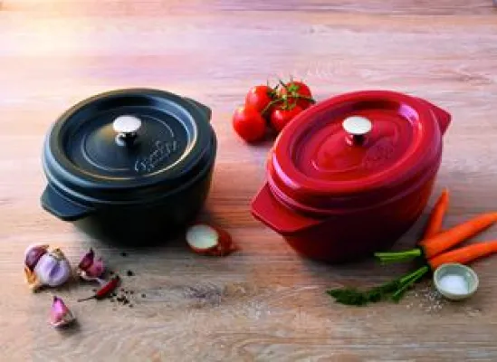 Bild: AUS LIEBE ZUR TRADITION: Fissler präsentiert neue Gusseisenserie arcana® – für aromatischen Kochgenuss