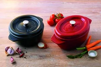 Bild: AUS LIEBE ZUR TRADITION: Fissler präsentiert neue Gusseisenserie arcana® – für aromatischen Kochgenuss