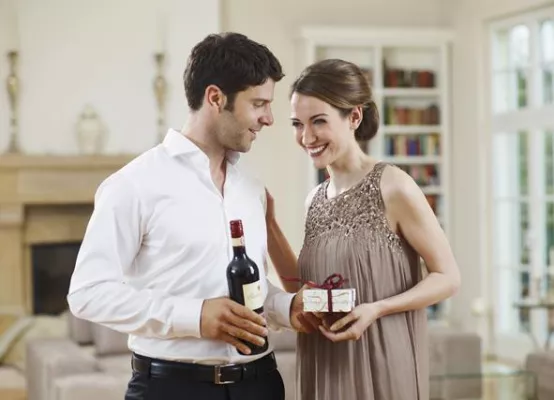 Bild: Verliebte Zweisamkeit am Valentinstag genießen mit Rotkäppchen Qualitätswein Lieblich