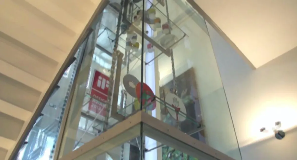 Die mobile Vitrine bringt Kunst in Fahrt.