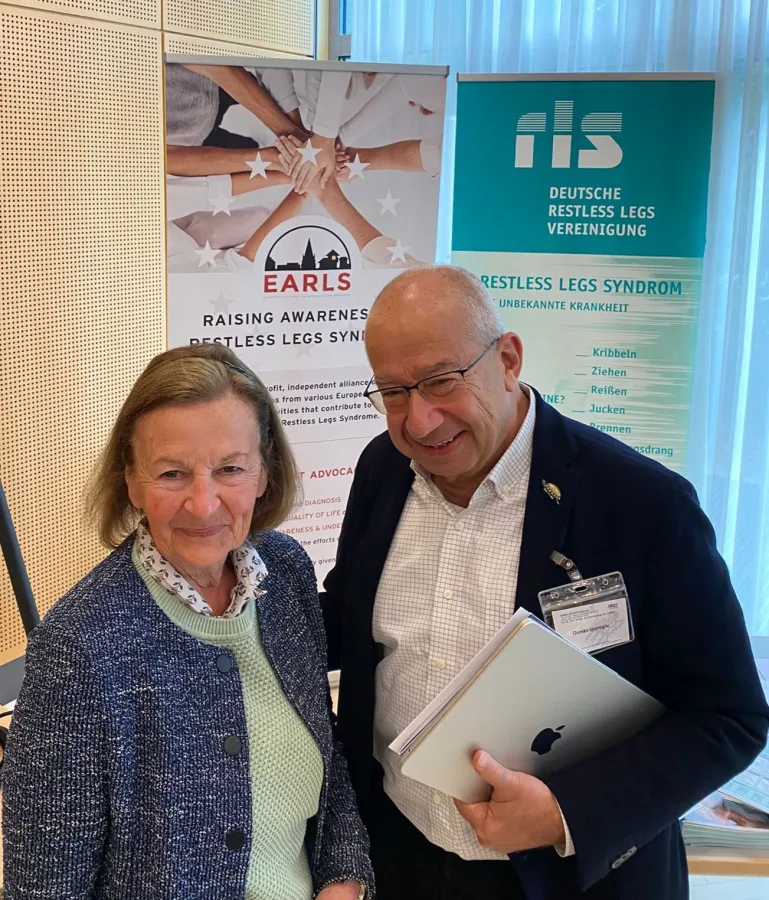 Waltraud Duven (RLS e.V.), DDr. Osman Ipsiroglu (Vancouver, CAN/Wien) am Stand der RLS-Vereinigung (© Deutsche Restless Legs Vereinigung e.V, München)