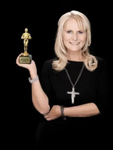 Sibylle Lingner erhält Oscar in der Kategorie „Coolste Agenturchefin der Welt“ Bild: Sibylle Lingner erhält Oscar in der Kategorie „Coolste Agenturchefin der Welt“