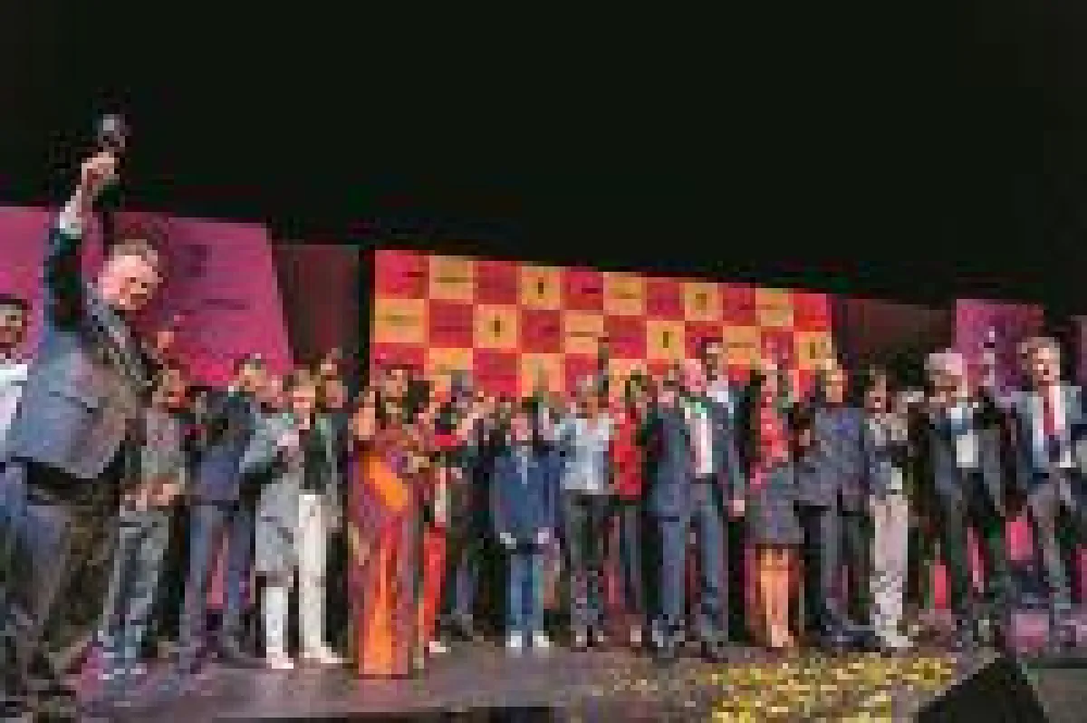 VIP-Gäste auf der Bühne von Stuttgart meets Mumbai, links Honorarkonsul Andreas Lapp