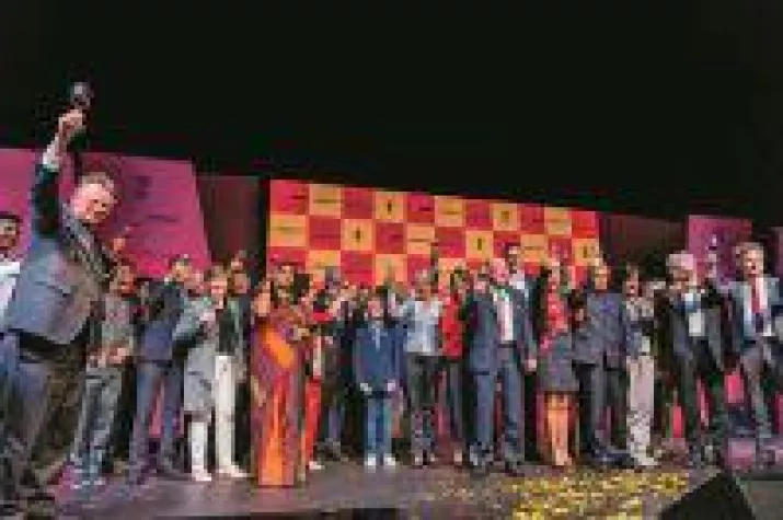 Bild: Völkerverständigung mit schwäbischem und indischem Wein