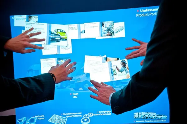 Bild: IAA Nutzfahrzeuge 2008, Hannover - Weltpremiere für ict Multitouch