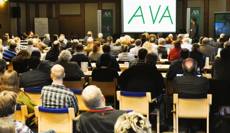 Bild: Neue Bundestierschutzbeauftrage diskutiert mit Tierärzten auf der 23. AVA-Haupttagung