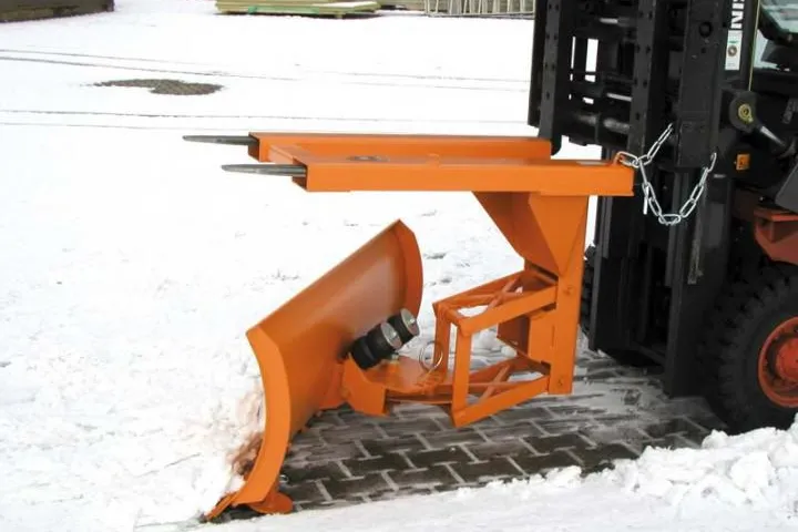 Schneeschieber und Schneepflug für Gabelstapler - Wo liegen die Unterschiede? Eine Übersicht Bild: Schneeschieber und Schneepflug für Gabelstapler - Wo liegen die Unterschiede? Eine Übersicht