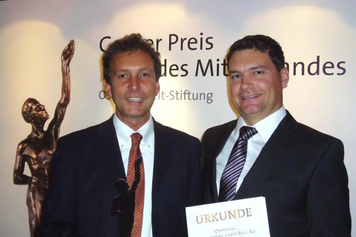 Die Geschäftsführer Gregor Wilz (links) und Udo Massong freuen sich über die Auszeichnung.