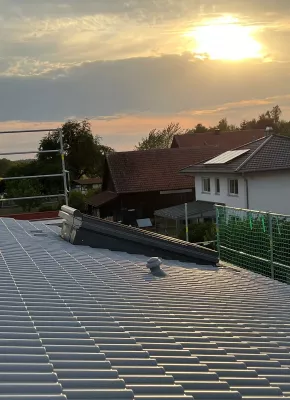 Bild: Im Einklang mit dem Sonnenverlauf ausgerichtet: Der "Wow-Effekt" im Wohnbereich des "Garagenhauses"