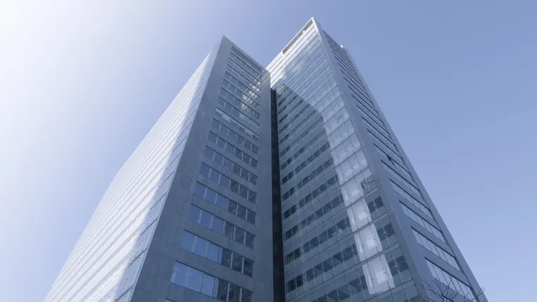Bild: Modesta Real Estate vermittelt rund 450 m² Bürofläche im Ares Tower an ManpowerGroup