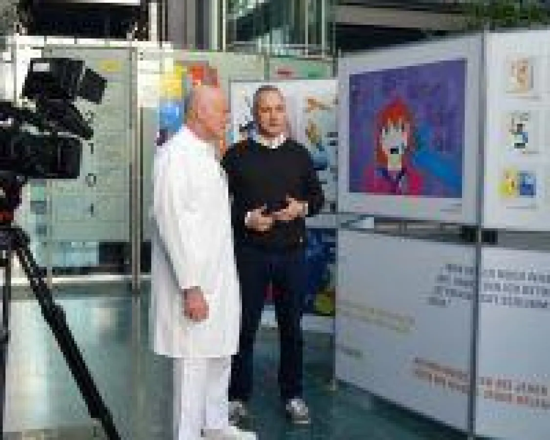 Chefarzt Dr. med. Thomas Beier (links) und Thomas Büttner eröffnen die Ausstellung.