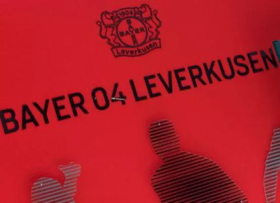 Bild: Bayer 04 Leverkusen geht in die Verlängerung. IOS-Technik unterzeichnet neuen Vertrag als Sponsoringpartner.
