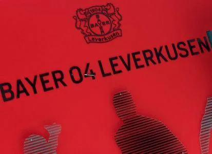 Bild: Bayer 04 Leverkusen geht in die Verlängerung. IOS-Technik unterzeichnet neuen Vertrag als Sponsoringpartner.