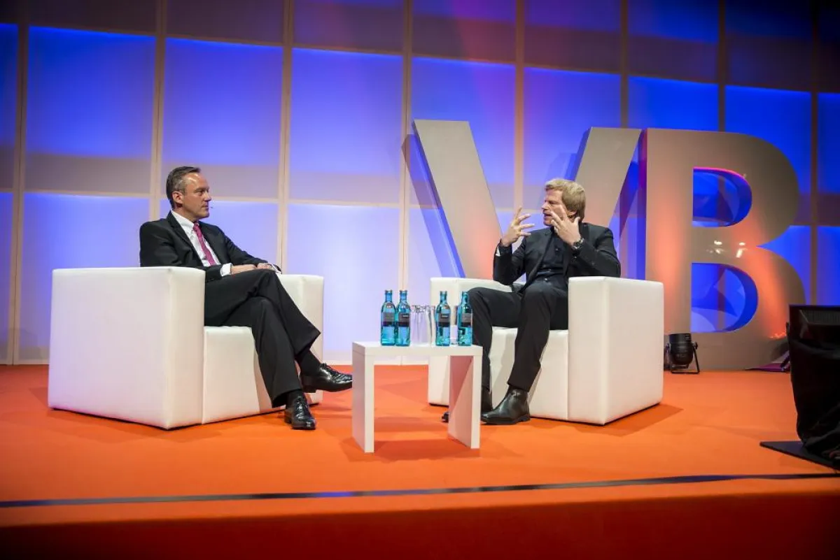 Vorstandssprecher Dr. Peter Hanker (links) interviewte Oliver Kahn (rechts).