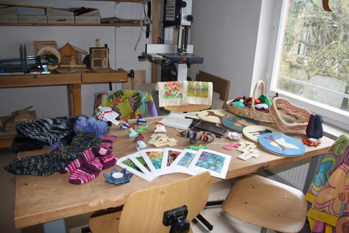 Besucher der Tagesstätte für psychische Gesundheit stellen verschiedene Dinge in Handarbeit her.