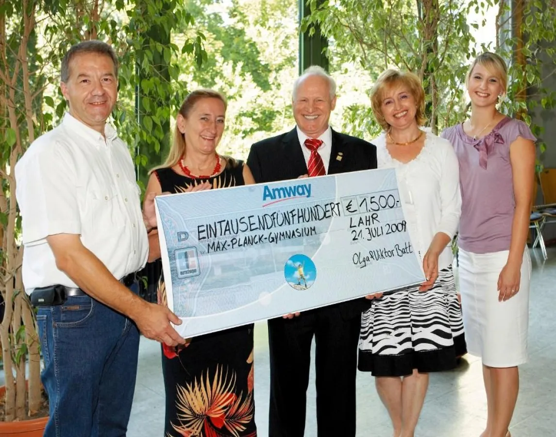 1.500 Euro für das Gymnasium in Lahr(v.l.n.r.): Rudolf Dörfler (Vorsitzender vom Verein der Freunde), Waltraud Oelmann (Direktorin des Max-Planck-Gymnasiums), Viktor & Olga Batt (Amway Vertriebspartne