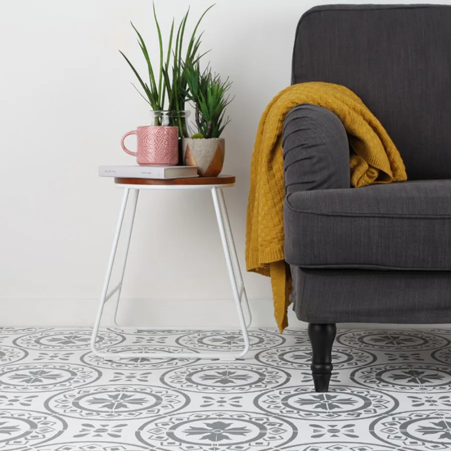 Alte und ausgetretene Fußböden verwandeln sich mit der Rust-Oleum Bodenfarbe in tolle Hingucker.