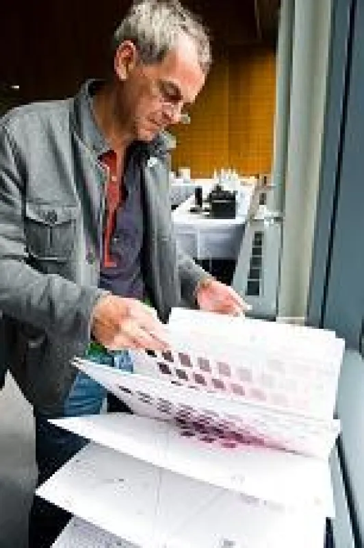 Farb- und Textilexperte Guilio Ridolfo arbeitet für Firmen wie Moroso und Kvadrat. Das Foto zeigt ihn bei der Auswahl der Farben für das Trendbuch der imm cologne 2010.