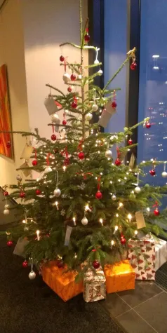 Bild: „Ein Weihnachtsbaum voller Kinderwünsche“